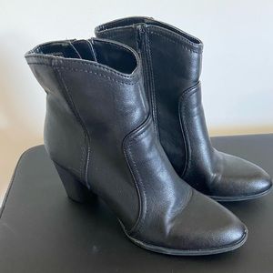 BASS AMANDA WOMENS BOOTIES - SIZE 8.5
